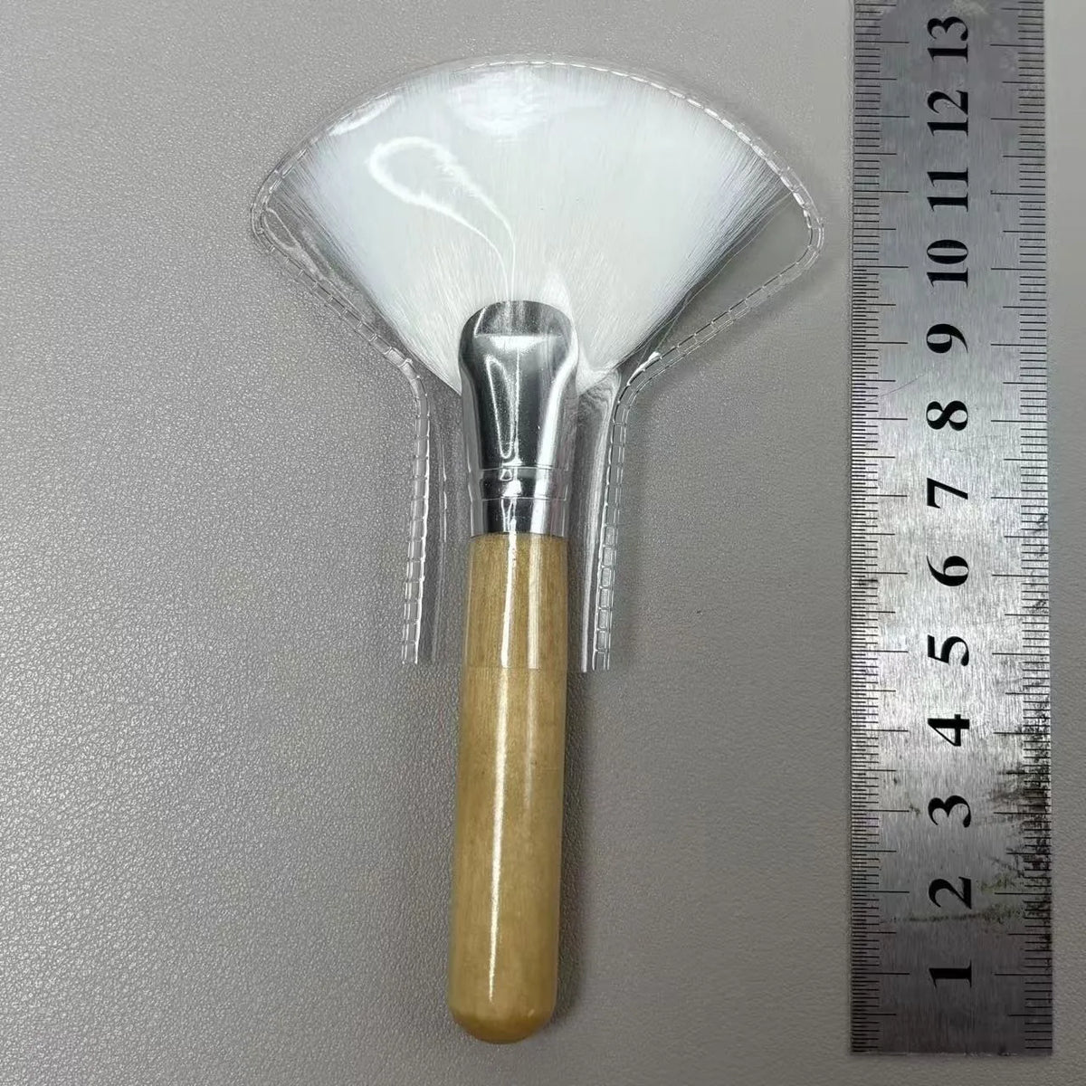 Mini Fan Makeup Brush – Soft Fiber Wood Handle | Gege Bear