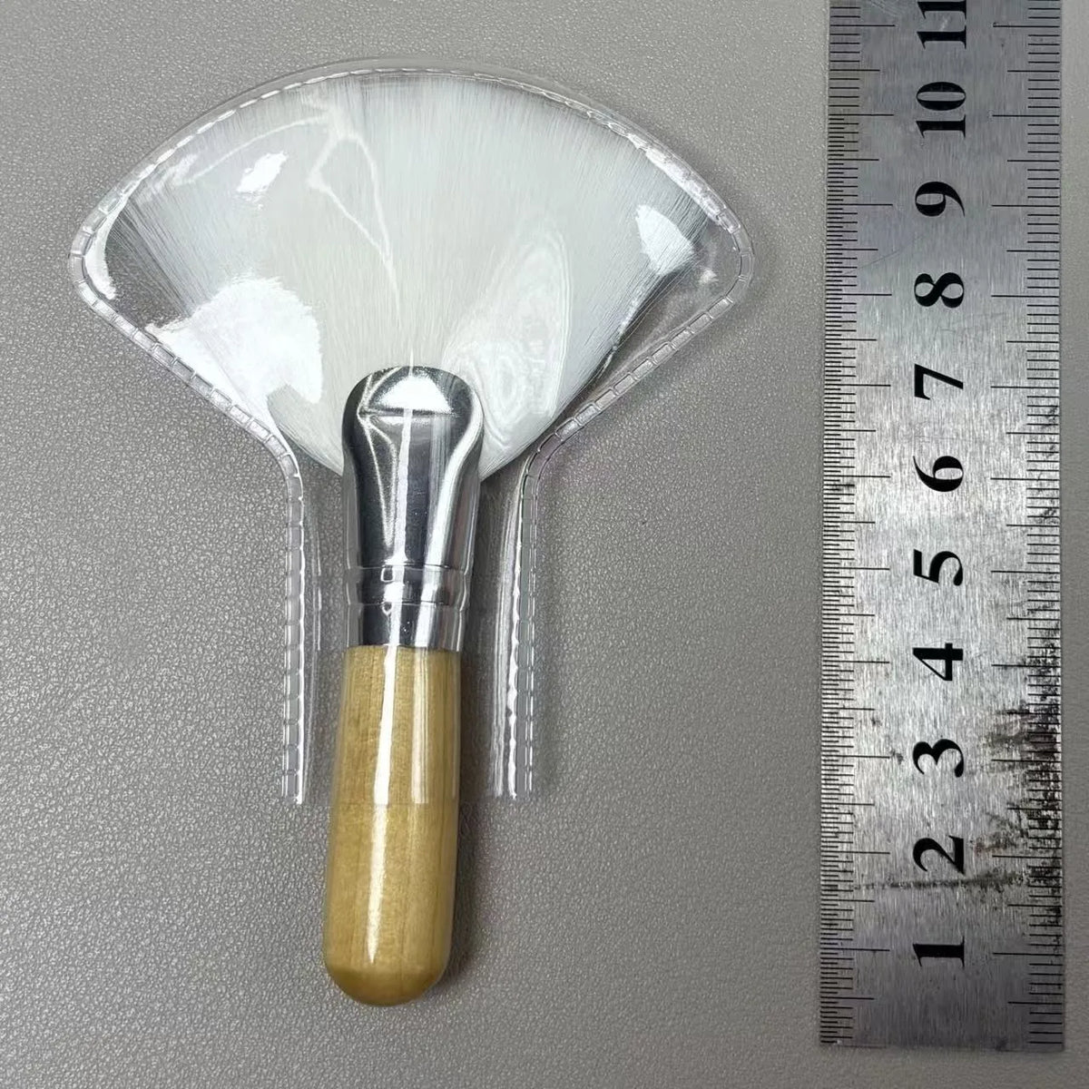 Mini Fan Makeup Brush – Soft Fiber Wood Handle | Gege Bear