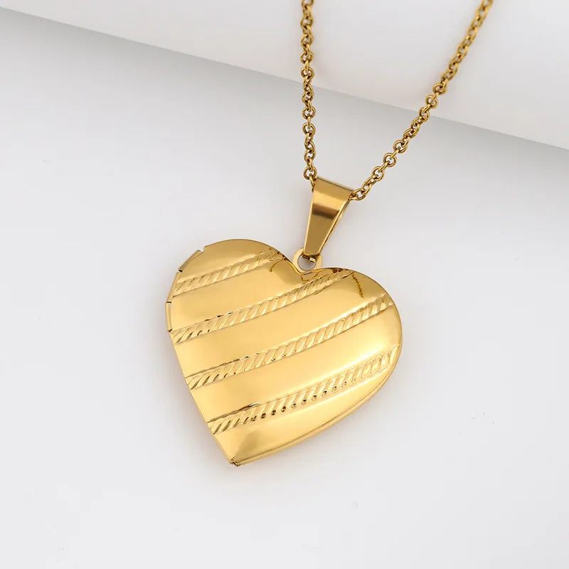18K Gold Plated Floral Heart Locket Necklace – Photo Keepsake