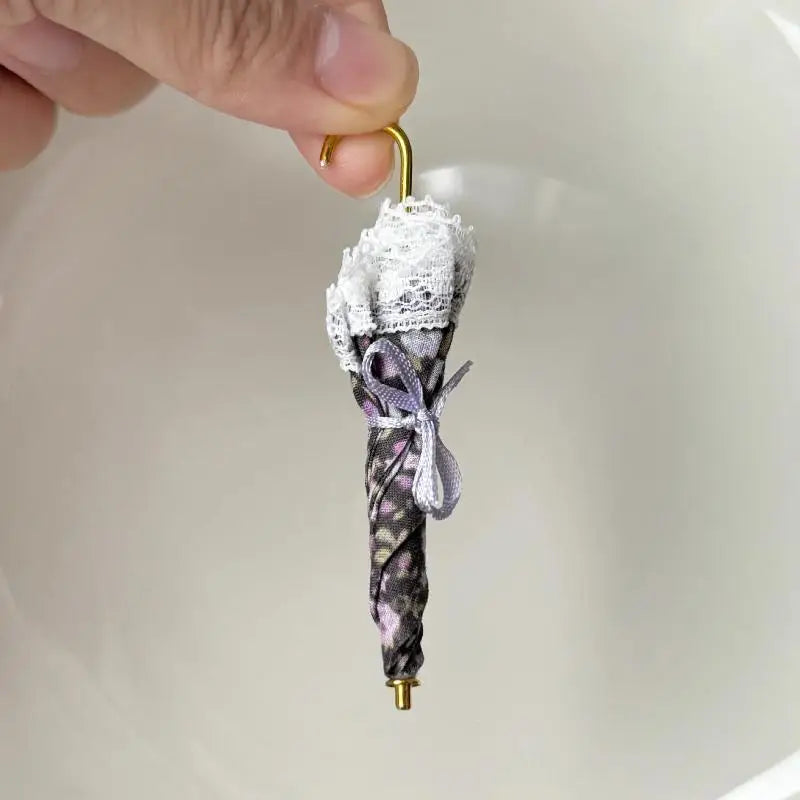 Miniature Vintage Lace Umbrella – 1:12 Dollhouse Doll Accessory